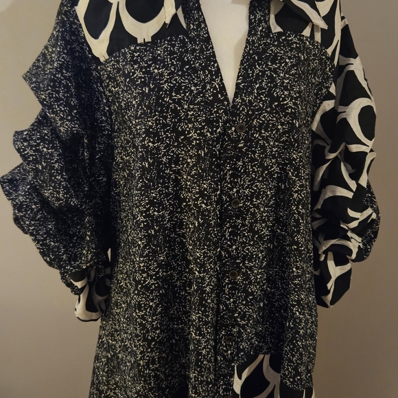 Other - Black And White 3/4 Scallop Sleeve Duster